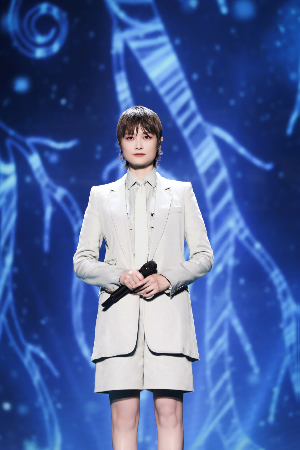 李宇春《青春有你2》压轴出场,帅气白西装造型,气场两米八!