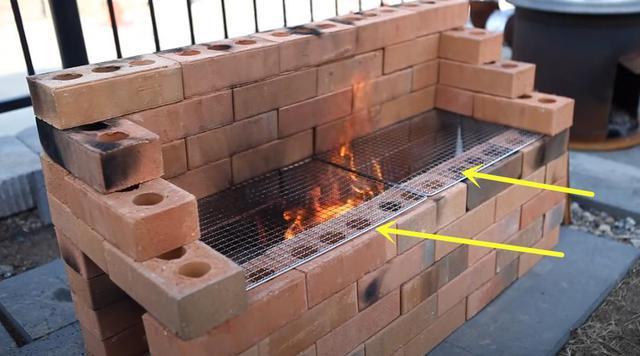 老爸不用水泥砂浆空心砖垒起来在院子里搭个烧烤台简单方便
