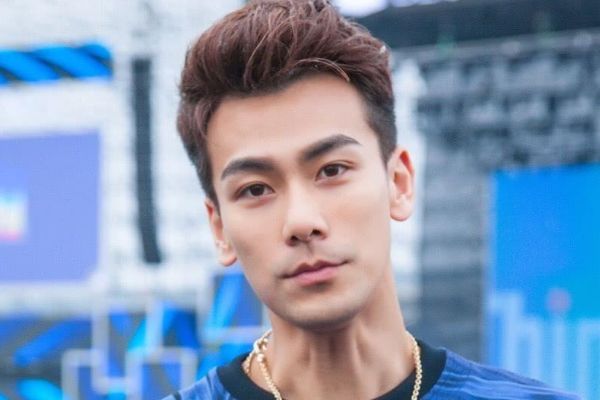 新加坡一线男星回国糊成18线?娶大6岁女演员上热搜,将其当女儿
