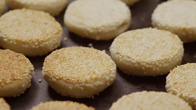 衢州麻饼,皮薄馅多,酥香可口,是衢州人的传统老味道!