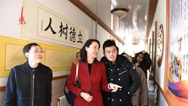 57岁仍端庄优雅,穿着朴实无惧素颜|李修平|素颜|范宇_新浪新闻