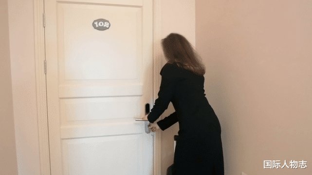 美国一男一女在各自家中听到有人敲门,刚一开门就被陌生女子捅死