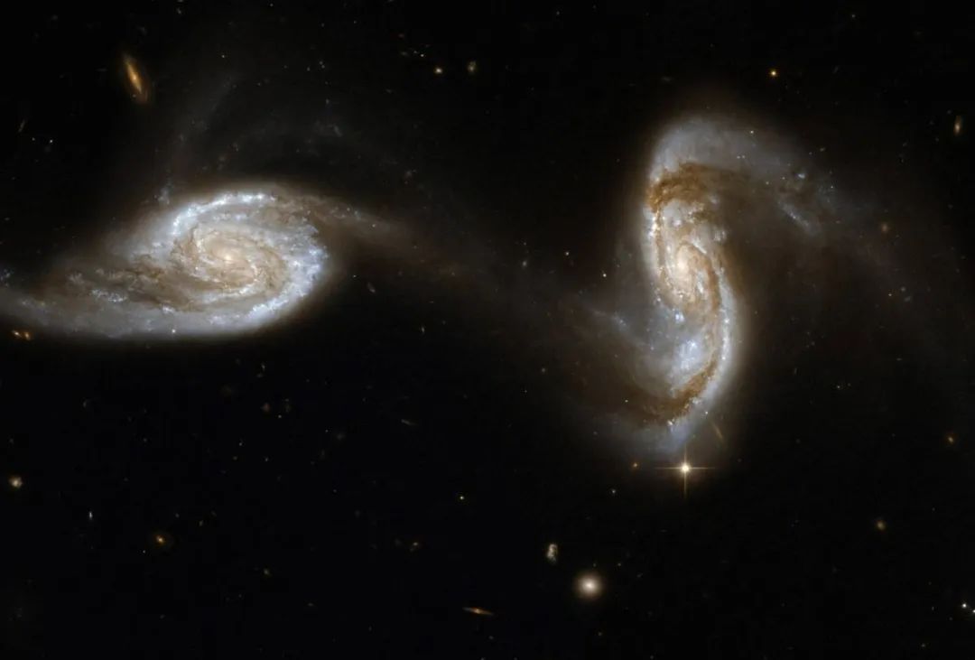 塞弗特星系竟是两个星系合并的结果