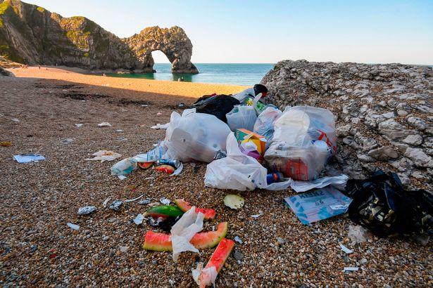晒完太阳,有些人拍拍屁股就走了,英国公园海滩留下一堆堆垃圾