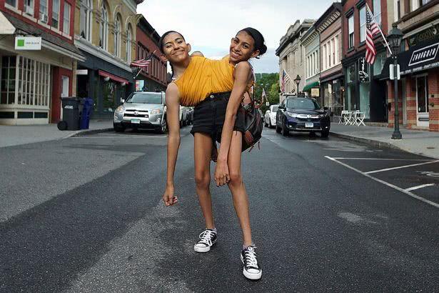 墨双头姐妹的快乐生活上街购物大胆开车想在美国一直过好日子