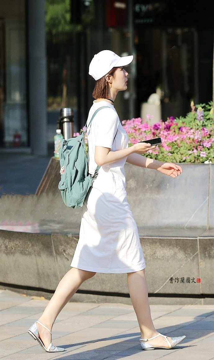 街拍:清清爽爽的一身白美女|白色|美女|白衣_新浪新闻
