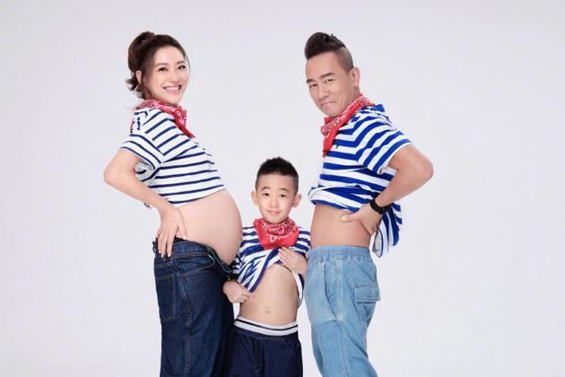 陈小春首晒二胎儿子正面照狂打哈欠软萌可爱发际线超像老爸