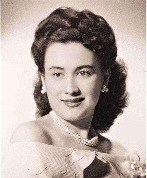 俗话说:有其母必有其女,赌王原配黎婉华年轻的时候美得倾国倾城,追她