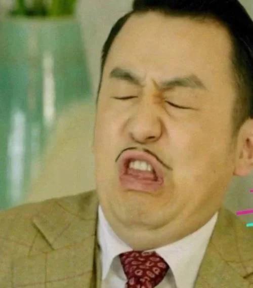 邓伦刚拿到就受不了,硬憋着笑意,颤抖着给大家展示.