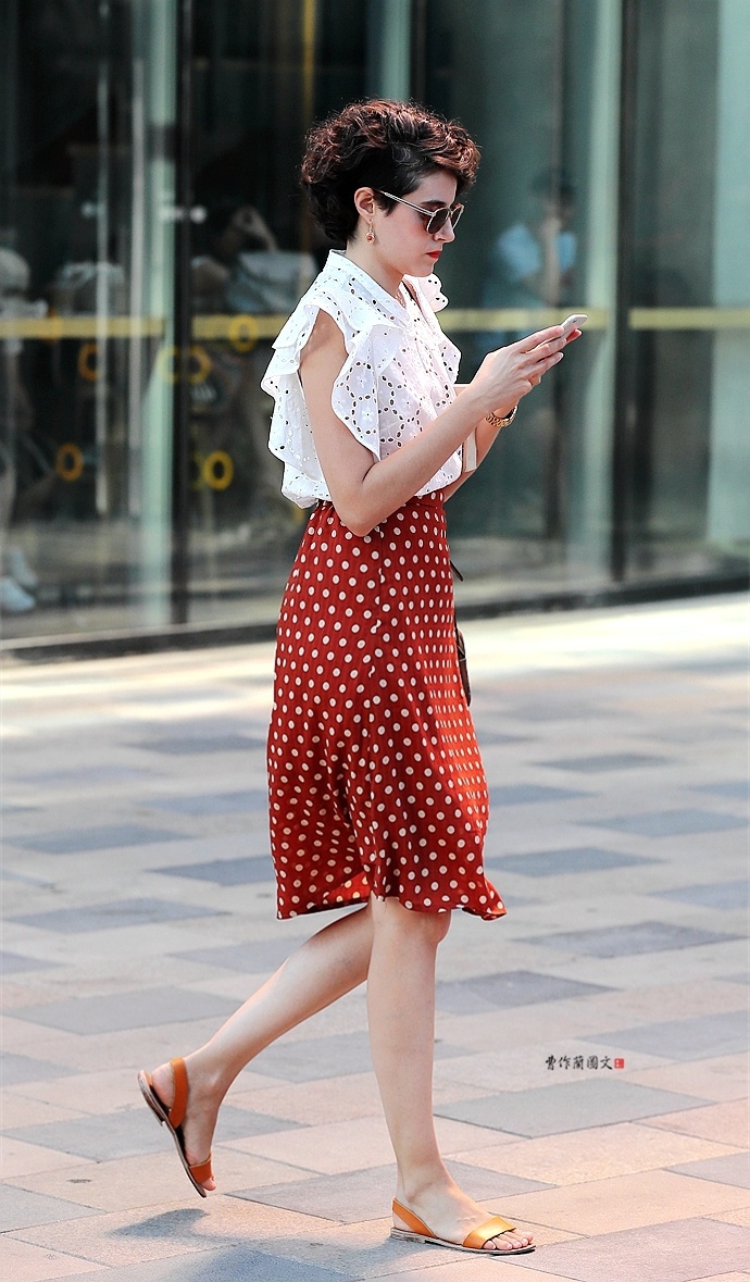 街拍怎么穿都好看的波点装美女