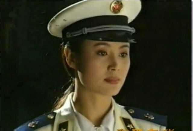 她出演的第一部电视剧《和平年代》,在剧中饰演温柔娴静的慕容秋,凭该