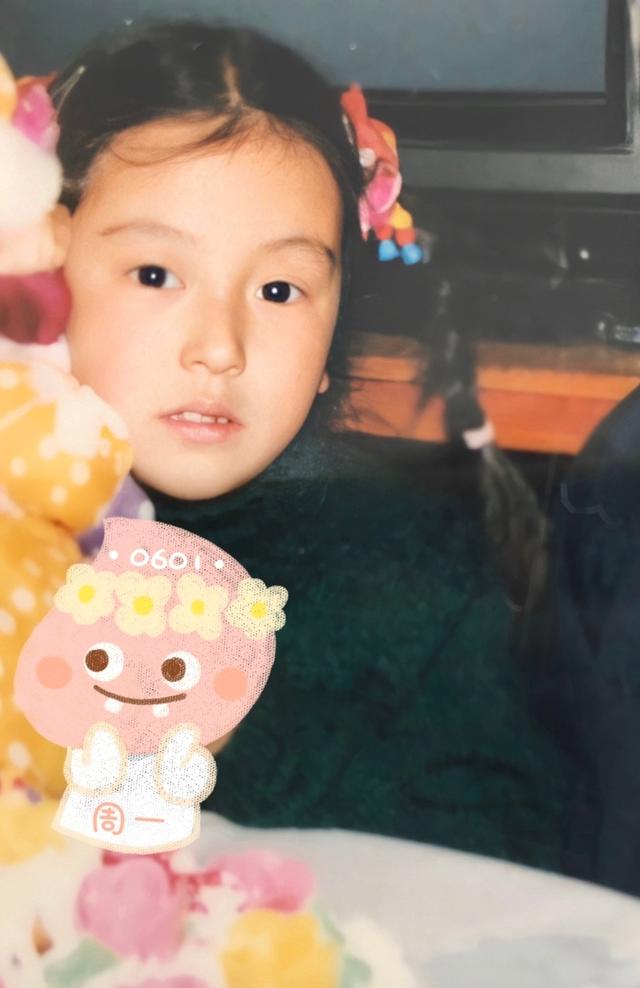 方媛六一晒童年照秀气漂亮,大女儿chantelle与妈妈神相似