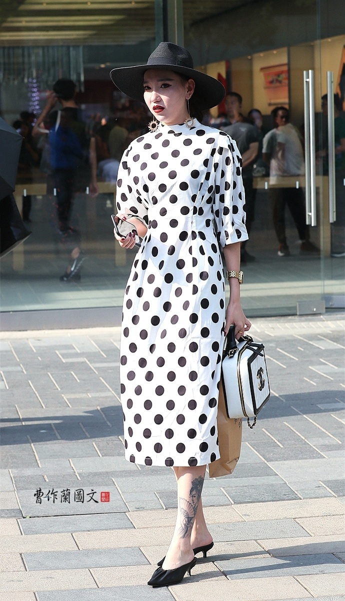 街拍怎么穿都好看的波点装美女