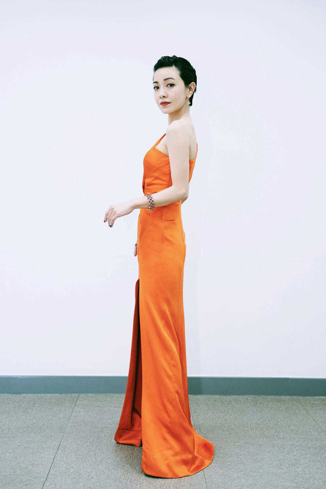 郭采洁个子不高,穿搭很亮眼,黑色针织上衣搭配红色皮裙高级精致