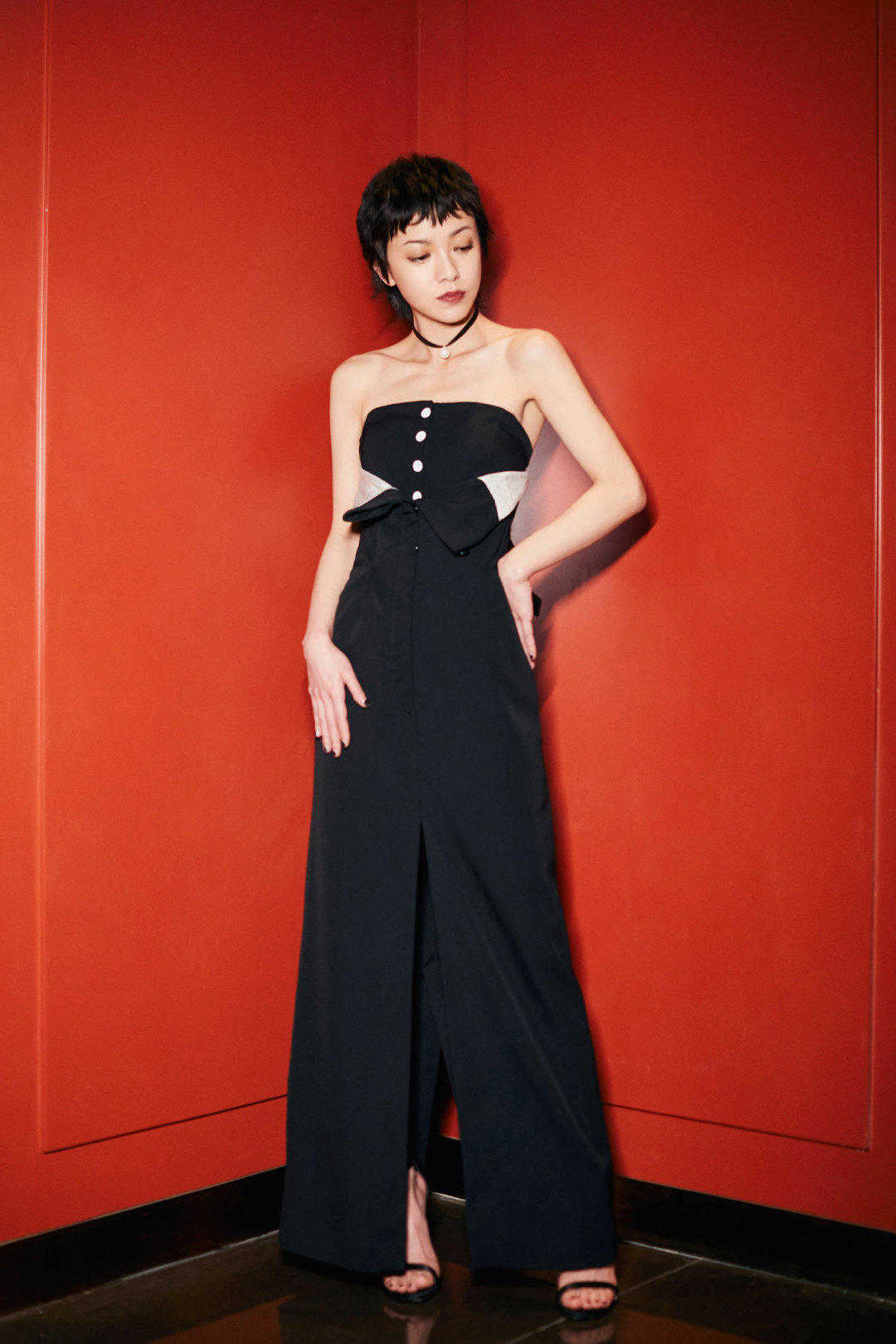 郭采洁个子不高,穿搭很亮眼,黑色针织上衣搭配红色皮裙高级精致