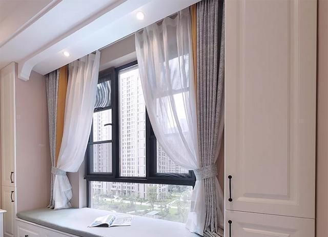 有飘窗的注意了,窗帘这么装才好看,让飘窗更实用更漂亮
