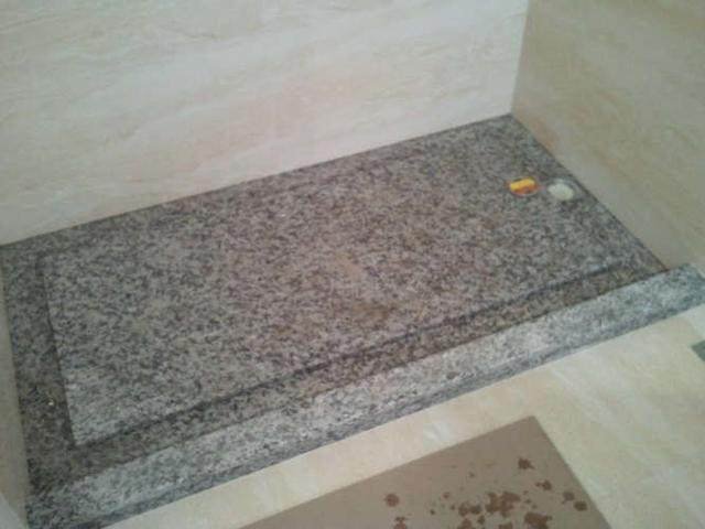 卫生间拉槽地砖铺法