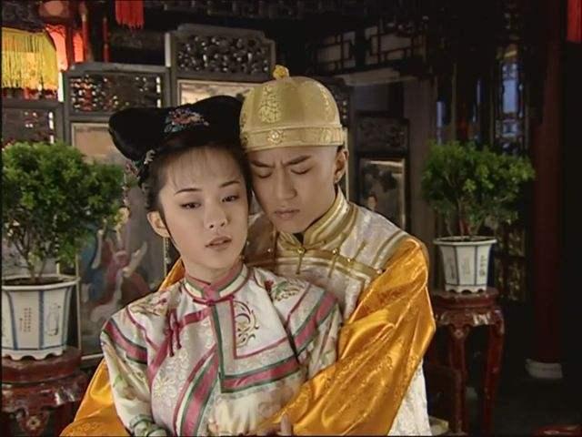 剧里霍思燕饰演的乌云珠也就是历史上的董鄂妃,邓超出演顺治皇帝福临