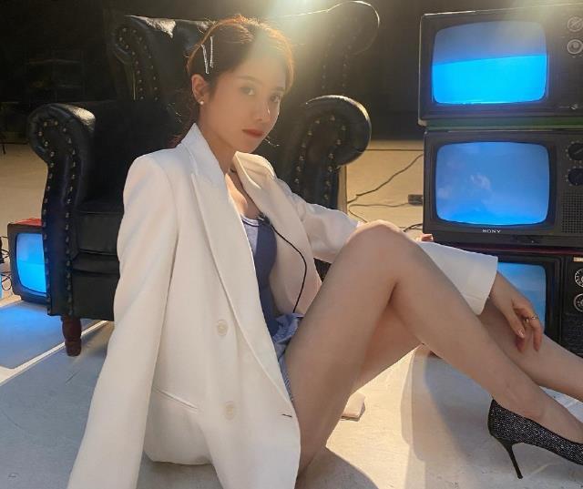 停赛很无聊美女主播在干吗美娜小七佳依晒美照令人眼花缭乱