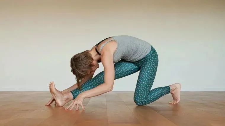 腿又僵又硬真不好受啊,每晚拉拉筋,双腿变细,身体通畅