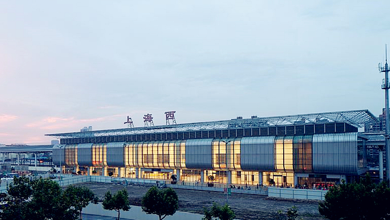 上海汇集铁路轨道交通城市公交于一体的交通枢纽上海西站