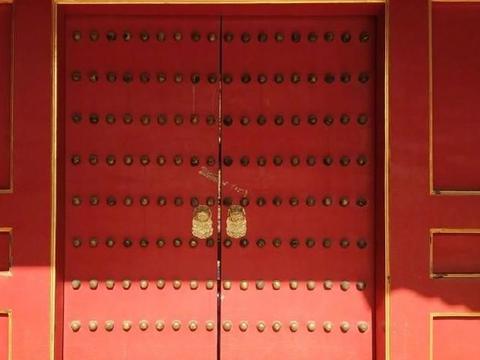 故宫大门上81颗门钉，没想到却没人敢摸？导游说出缘由|午门_新浪新闻