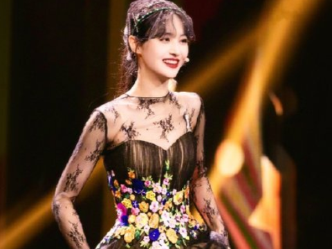 郑爽穿黑纱礼裙跳舞,动作优美转圈时暴露鞋跟,网友:注意安全