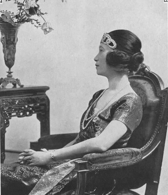 万千宠爱的"糖王"之女,叠戴手镯第一人