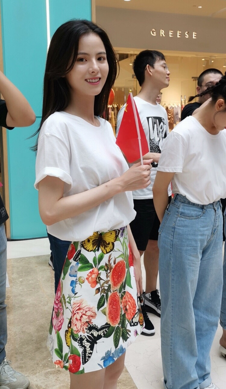 新一代古装女神黄日莹,意外撞脸李若彤,小龙女造型同样仙气十足