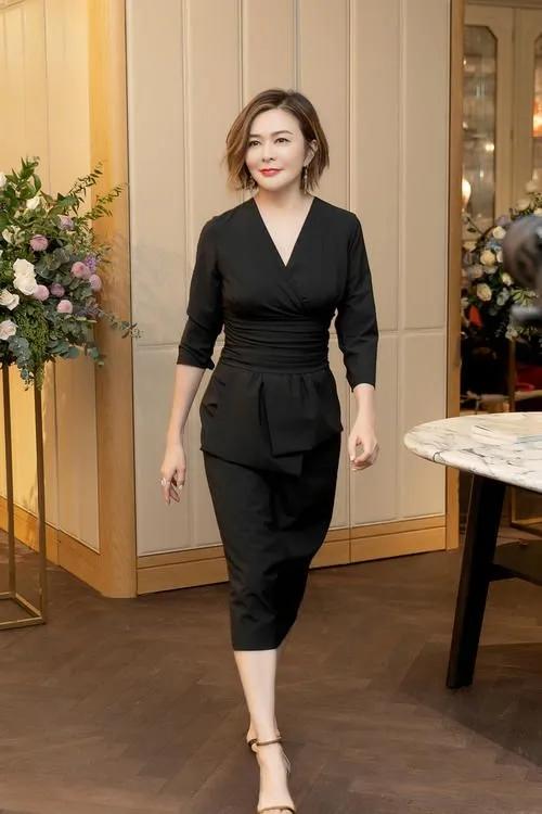 冻龄女神"关之琳"真会穿,摩卡波波头搭配吊带上衣,美丽动人