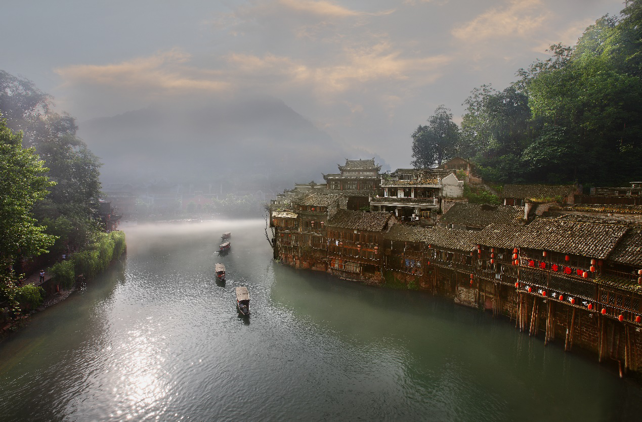 体验不一样的风土人情,凤凰一日游,游客不回头.