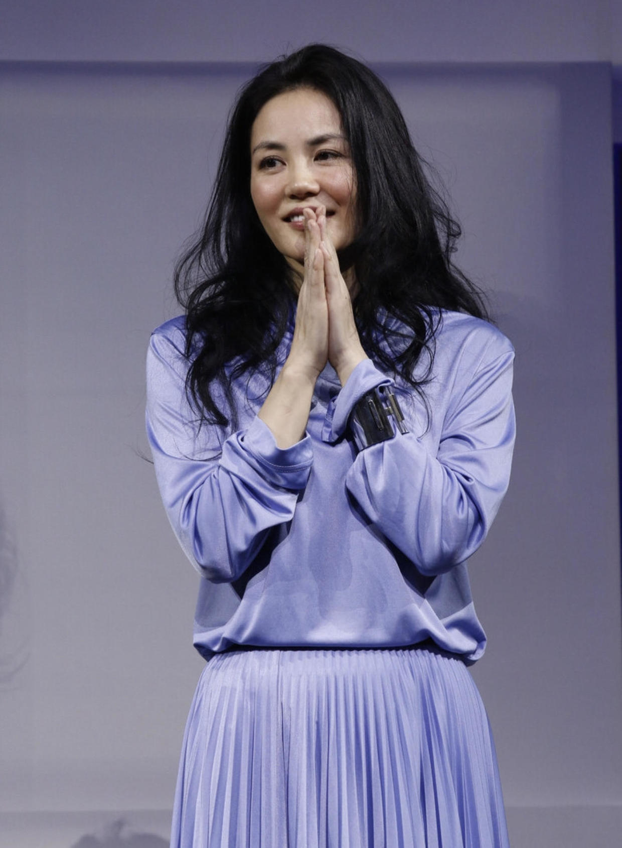 王菲长卷发造型太有女人味!穿淡紫色look套装温婉高贵,优雅精致