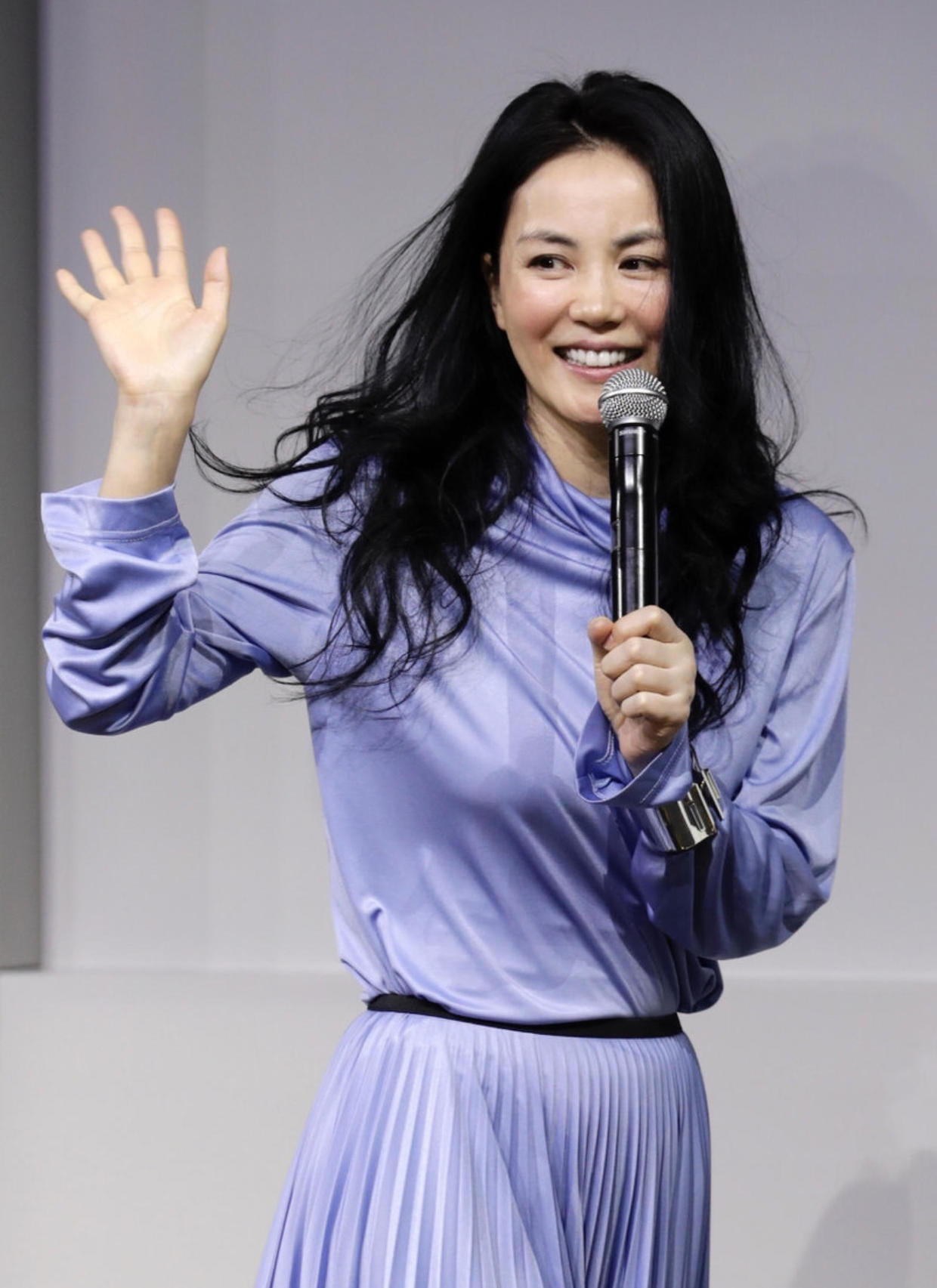 王菲长卷发造型太有女人味!穿淡紫色look套装温婉高贵,优雅精致