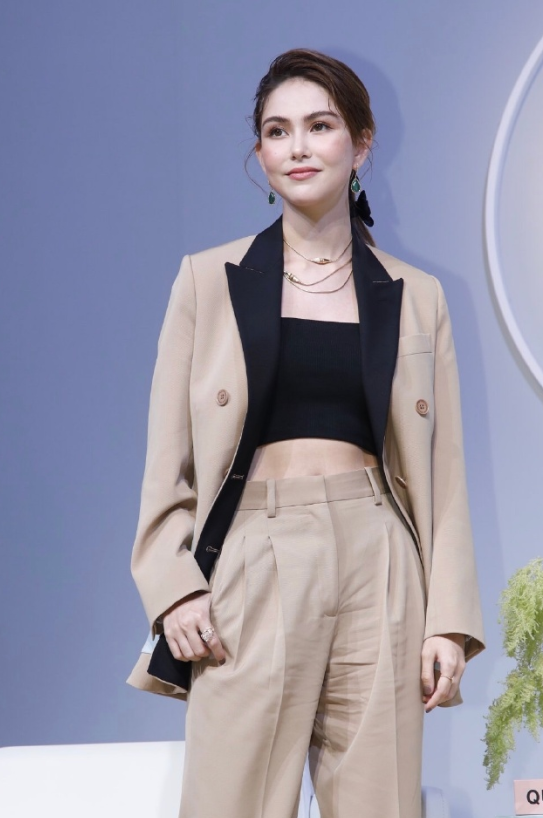 昆凌气场全开,卡其色西装搭配黑色抹胸霸气干练,精致性感