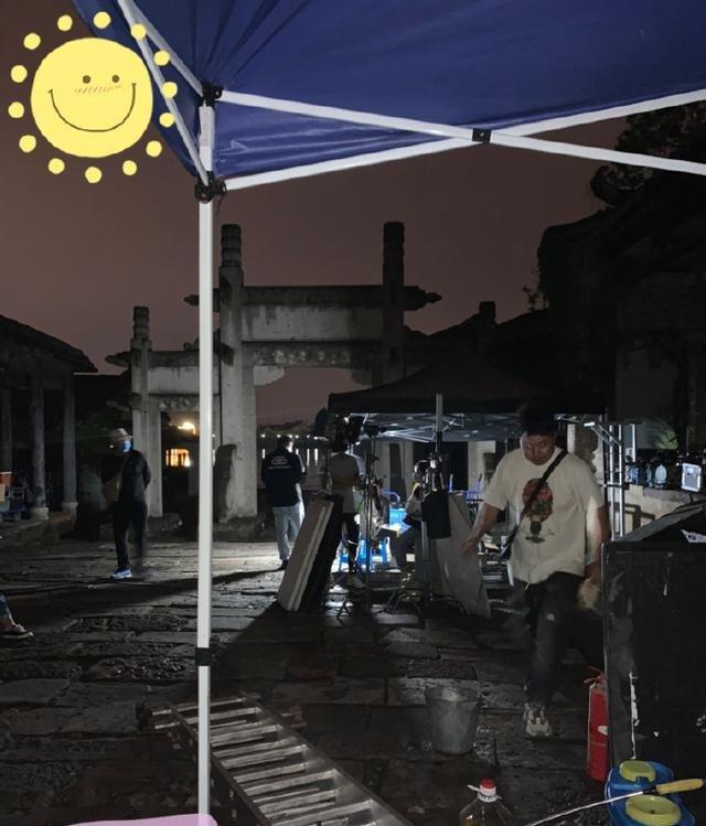 杨雪还晒出了拍夜戏时的剧组照片,此次复出令粉丝十分期待.