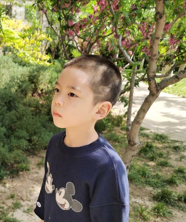 6岁嗯哼长大了!双眼皮大眼睛酷似杜江,一家三口穿亲子装显温馨