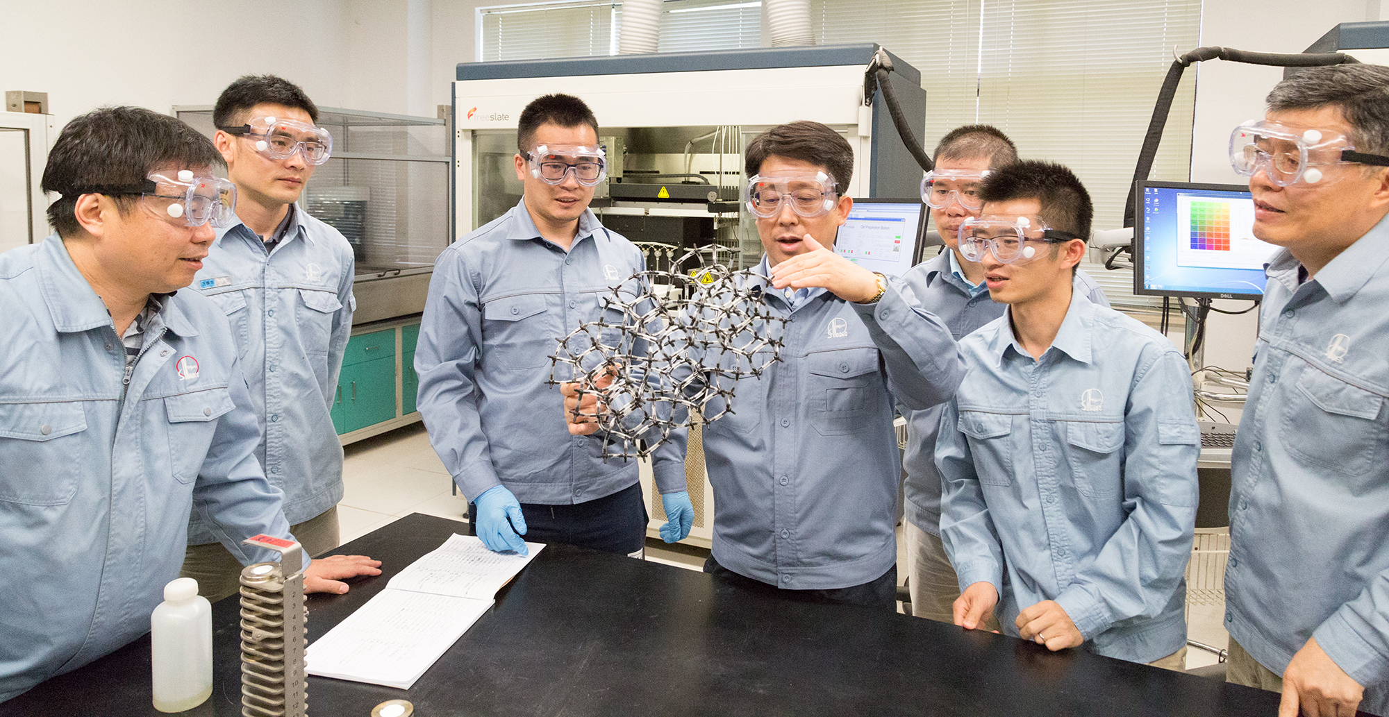 正文              (路保平(右四)率领科研团队开展国际交流)   全国