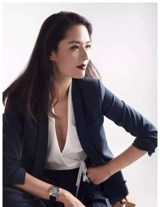 45岁马艳丽太高贵,一袭单肩礼服身段窈窕,不愧是"第一名模"