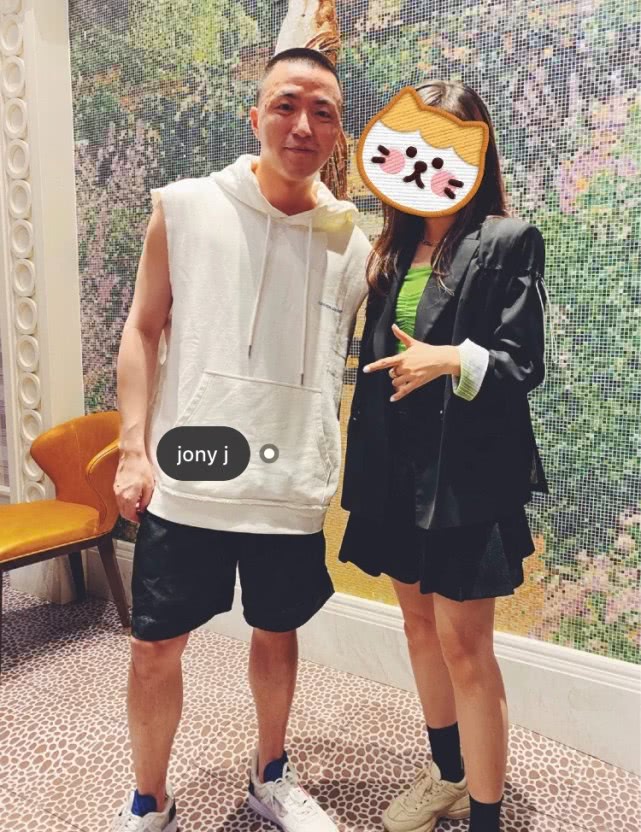 《青2》庆功宴照曝光,jony j真实皮肤状态极差,被嘲是月球表面