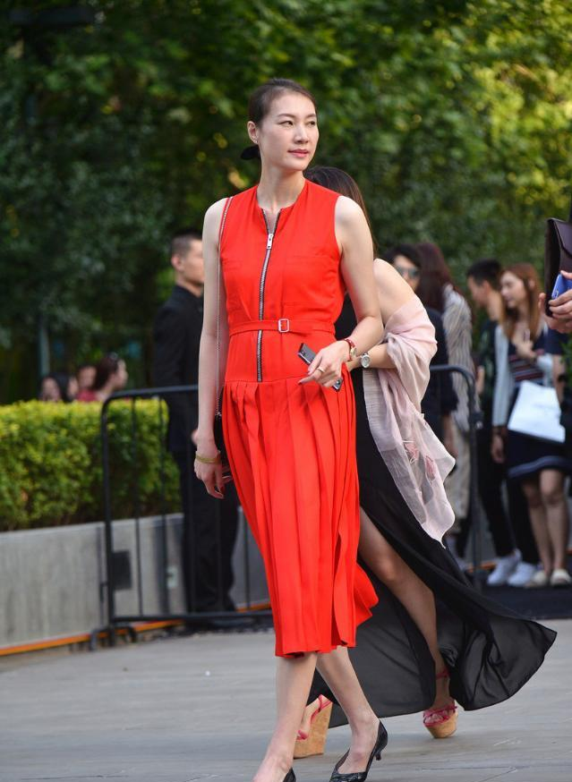 林丹的谢杏芳妻子真有气质,身材不输超模,走路太有气场