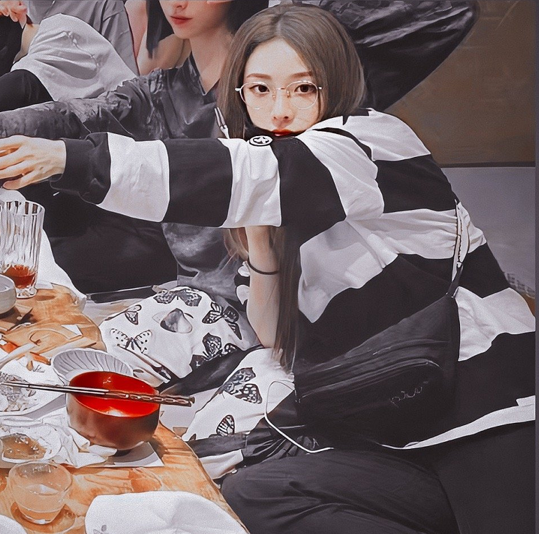 the9成团首次聚餐合影,虞书欣可爱依旧,喻言成团队的门面担当