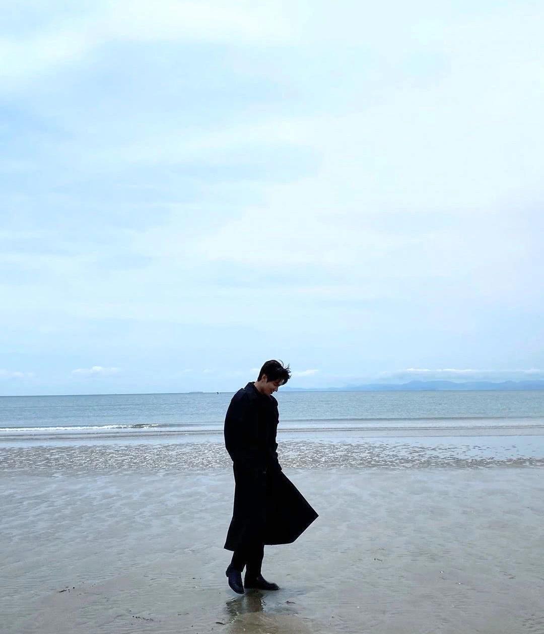 海边拍摄大片,李敏镐穿风衣宛如童话主角