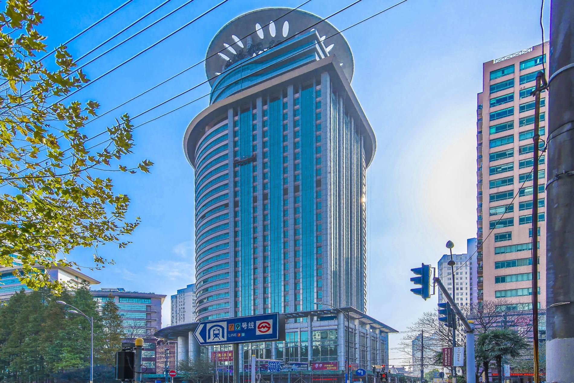 浙商传奇王均瑶:中国民营包机第一人,通过烂尾楼改造净赚1个亿