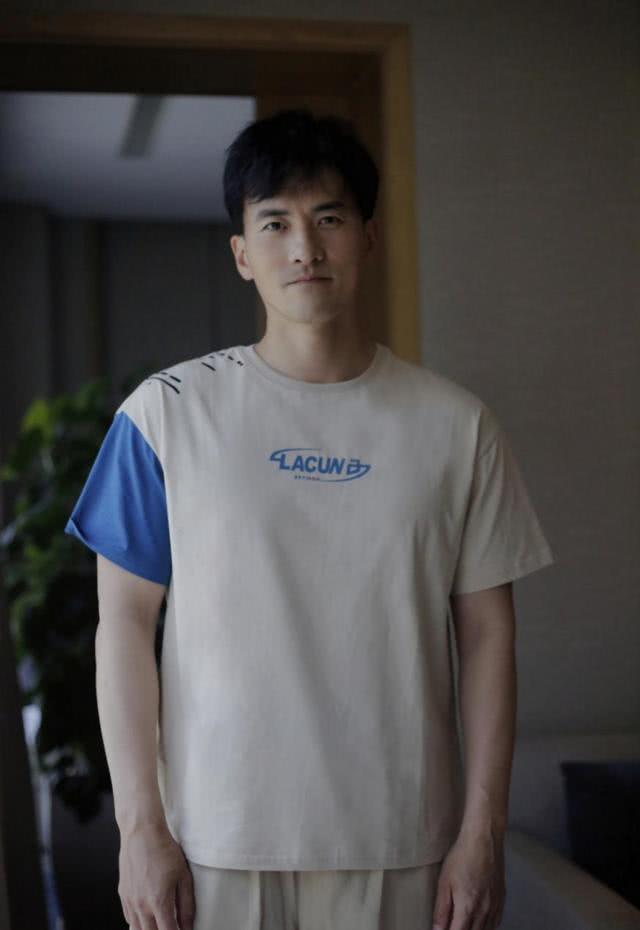 34岁超女何洁1人带3娃,欢声笑语很幸福,二婚老公刁磊却不在