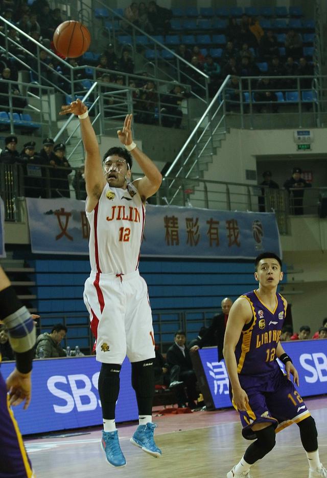 钟诚再现昔日辉煌,防守强悍,他是吉林男篮的锋线悍将