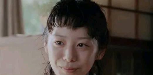 夏帆饰演的老三,跟两位姐姐相比有点非主流,她的形象也贴近人设,同样