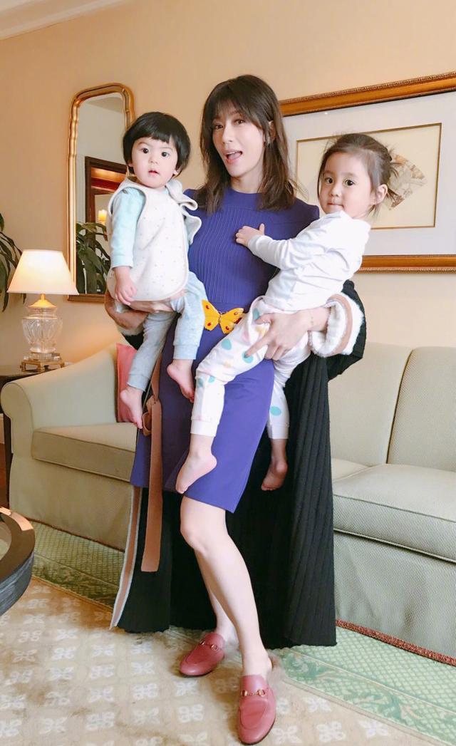 43岁贾静雯瘦到脸皮松弛,一笑起来挤出好几道褶,手暴露真实年纪