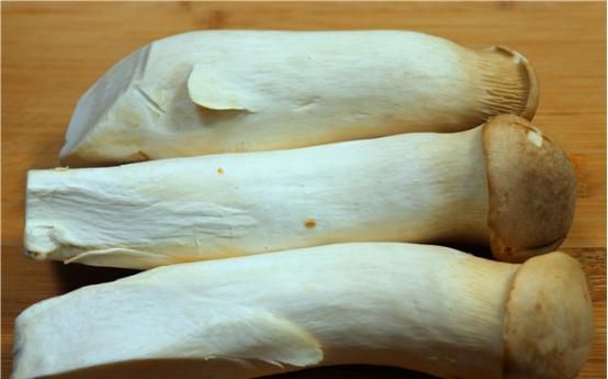 买杏鲍菇,选大的还是小的?老菜农:学会5招,保证一挑一个准