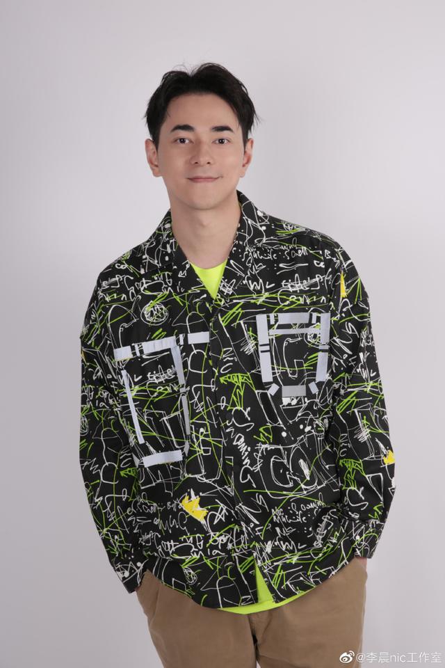 主持人李晨夏天卖羽绒服,降价1000还被嫌贵,网友:太暴利了|李晨|潮牌