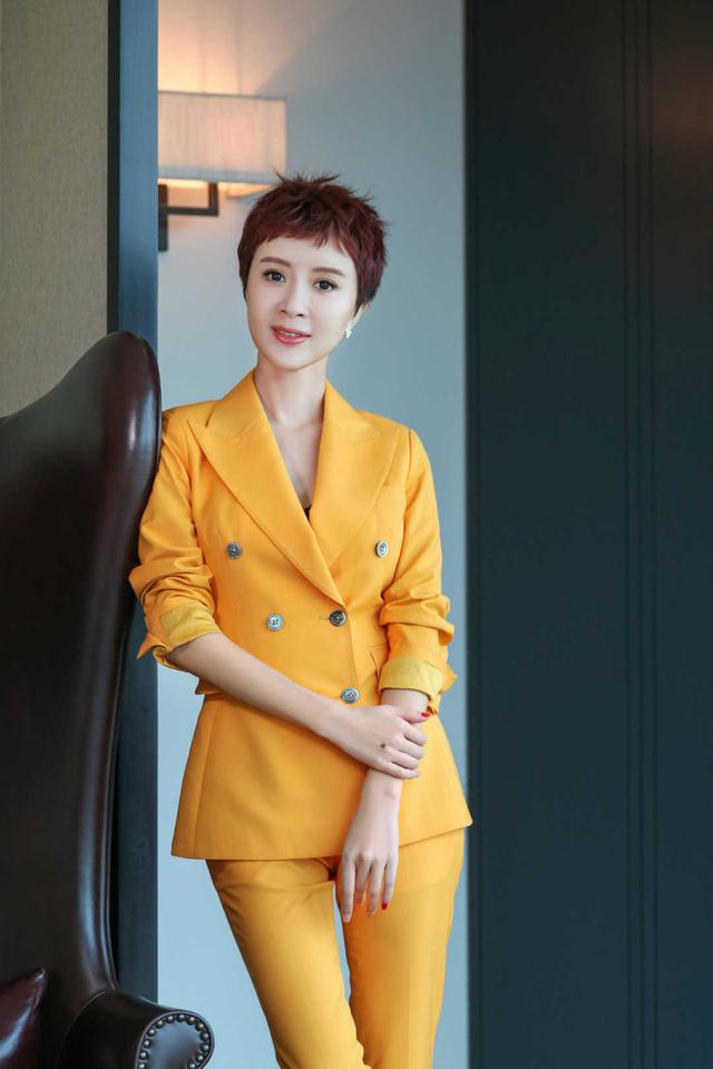 金巧巧43岁一点不显老,超短发搭配红色西服套装现身,简约又时髦